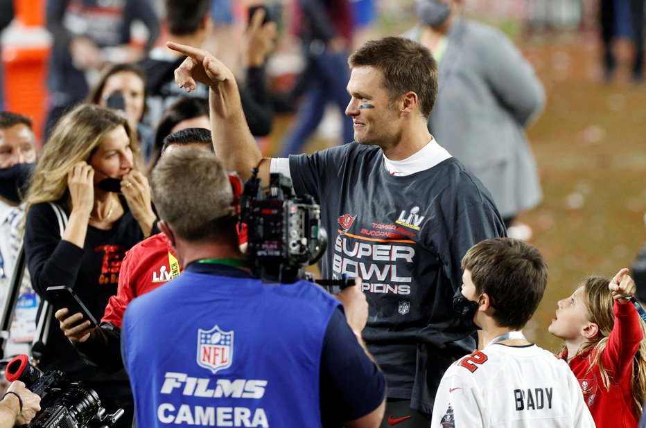 Fotografija: Tom Brady bi se moral letos upokojiti, a se je po nekaj mesecih vrnil na igrišče. FOTO: Shannon Stapleton, Reuters

