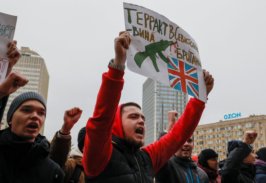 Fotografija: Protesti ob prihodu britanske veleposlanice v Moskvo. FOTO: Shamil Zhumatov, Reuters
