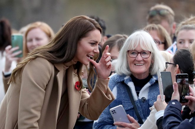 Kate je blestela ob srečanju z oboževalci. FOTO: Scott Heppell, Reuters
