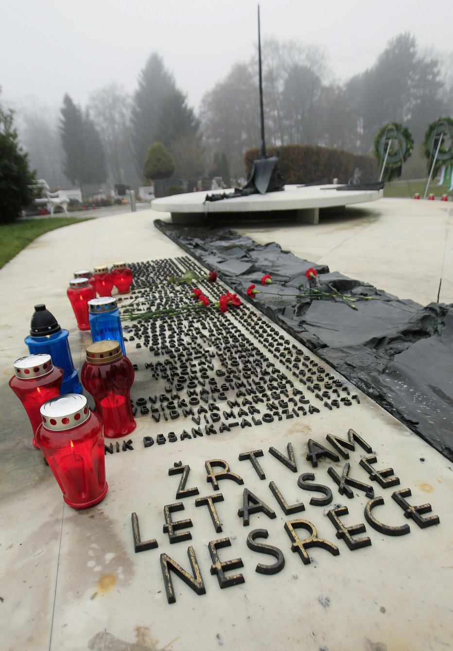 Fotografija: Spomenik žrtvam tragedije na Korziki na ljubljanskih Žalah FOTO: Leon Vidic
