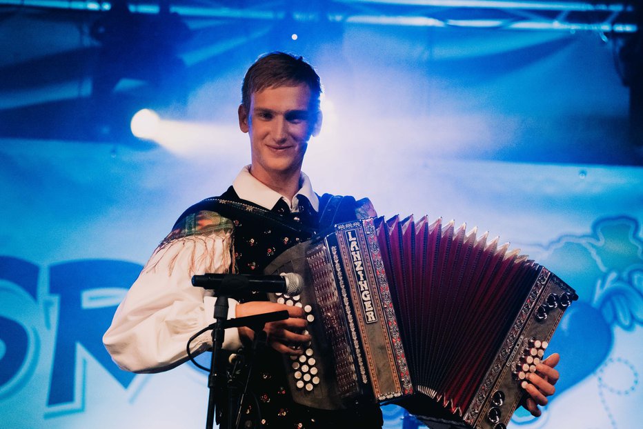 Fotografija: Harmonikar Gregor Kobal je svoje znanje pilil pri virtuozu Francu Miheliču. FOTO: Lovro Megušar
