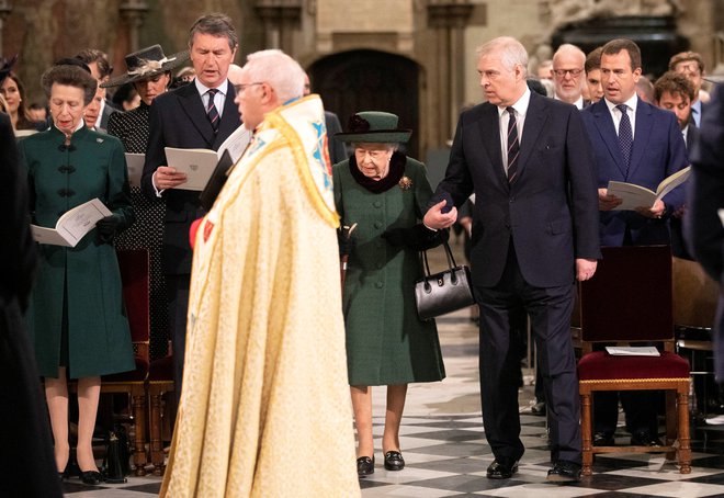Mnogi so bili presenečeni, ko je prav Andrew pospremil kraljico na spominski slovesnosti do njenega sedeža. FOTO: Richard Pohle, Reuters
