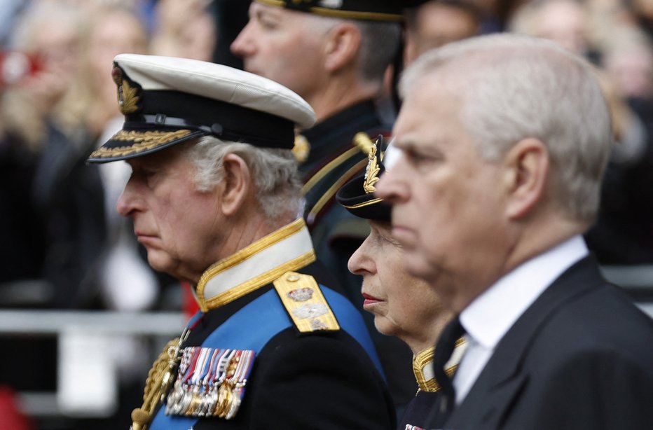 Fotografija: Kralj Karel III. mlajšemu bratu ne bo prizanašal. FOTO: Peter Cziborra, Reuters
