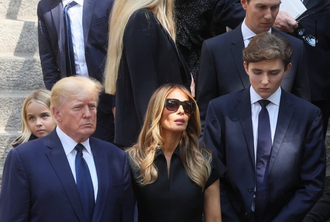 Nedavno se je z možem in sinom Barronom udeležila pogreba Trumpove nekdanje žene Ivane. FOTO: REUTERS
