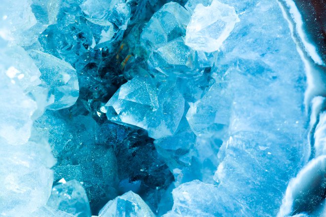 Če želite odpreti grleno čakro, si pomagajte z modrimi kristali. FOTO: J33p3l2, Getty Images