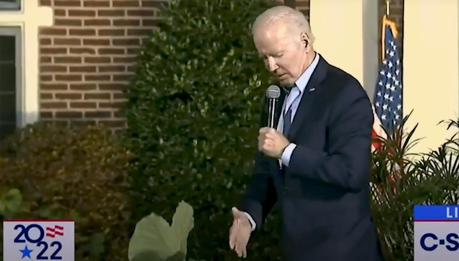 Fotografija: Joe Biden je skoraj padel. FOTO: youtube, zaslonski posnetek
