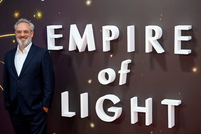 Na festivalu bodo prikazali Empire of Light, najnovejši film Sama Mendesa. FOTO: Toby Melville, Reuters
