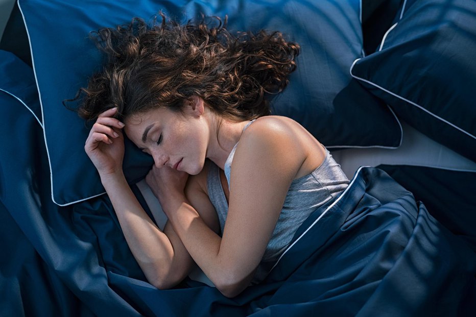 Fotografija: Položaj spanja lahko vpliva na zdravje naših možganov.  FOTO: Ridofranz, Getty Images

