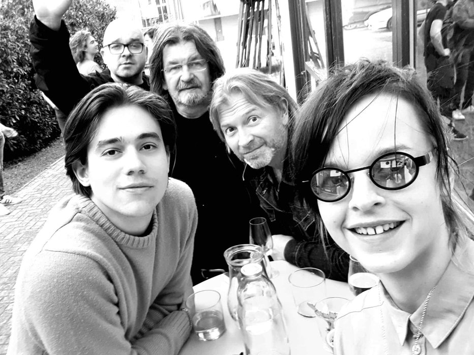 Fotografija: Kdor poje, zlo ne misli, menijo Bojan, Bort, Rudi, Gušti in edina dama med rockerji – Tina.
