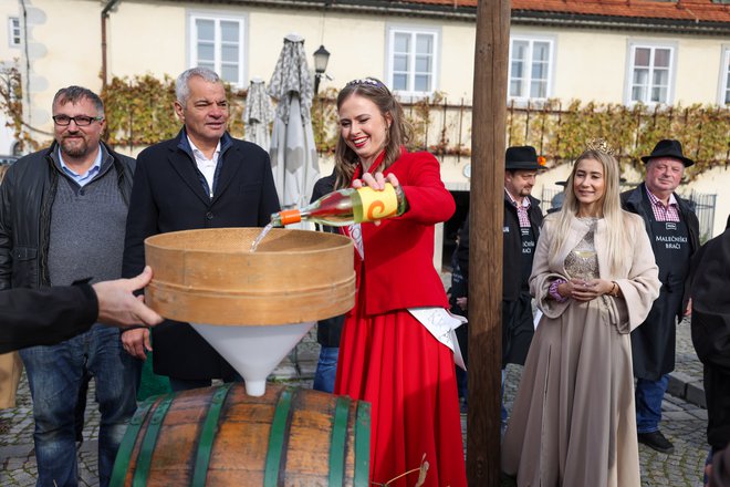 Mlado vino je prva v sod nalila mariborska vinska kraljica Neža Jarc, tudi obraz letošnjega Pubeca. FOTO: Mediaspeed
