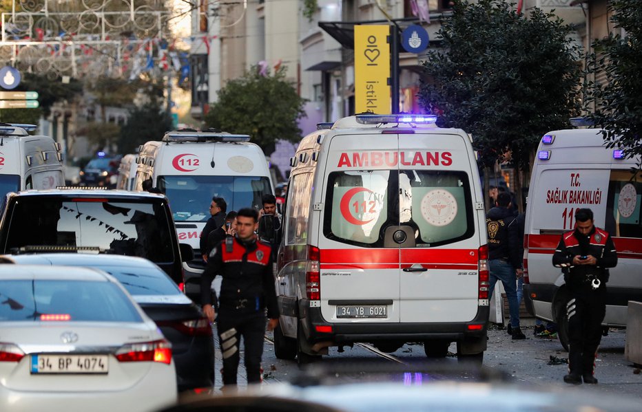 Fotografija: Rešilci na kraju eksplozije v Carigradu. FOTO: Kemal Aslan, Rueters
