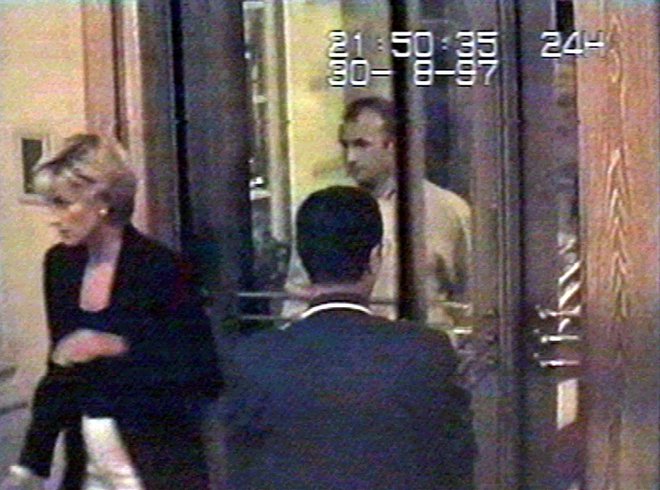 Princesa Diana in Dodi Al-Fayed vstopa v hotel Ritz na tisti usodni večer, 30. avgusta 1997. FOTO: Stringer Via Reuters
