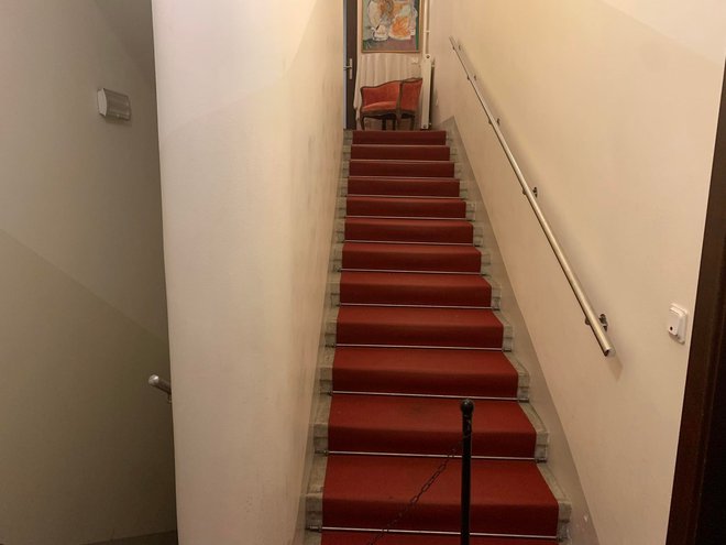 Stopnice z verižico, ki novinarje ločujejo od štaba. FOTO: P. Pa.
