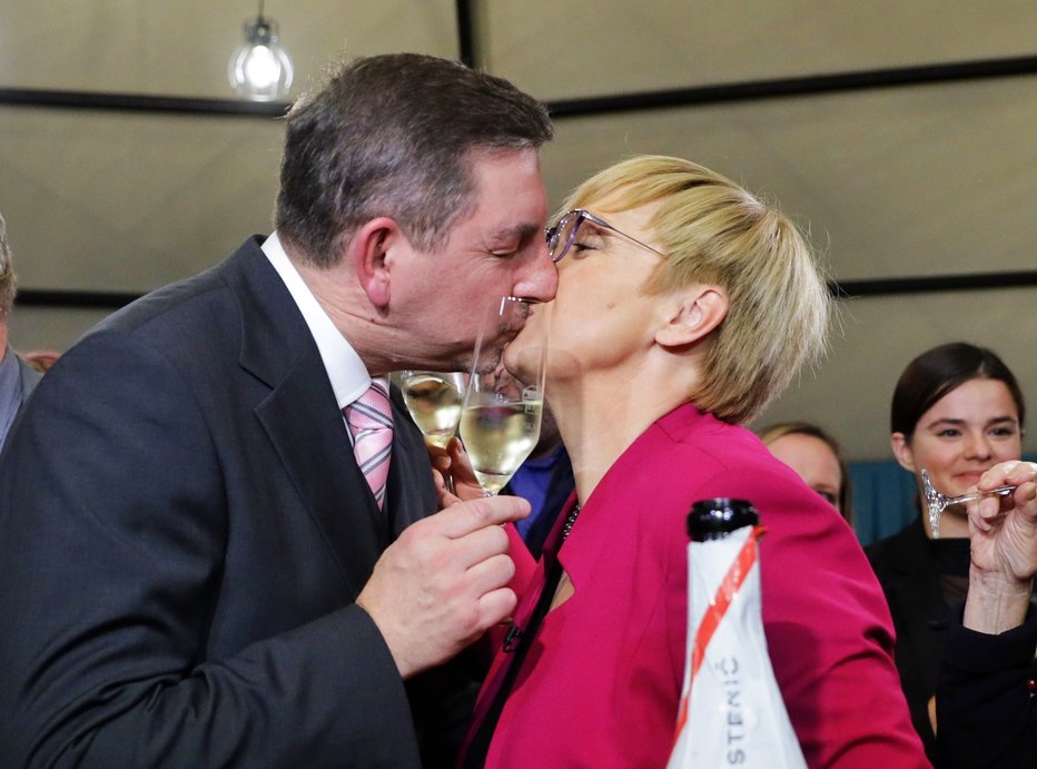 Fotografija: Poljub predsedniškega para: Nataše in prvega gospoda Aleša Musarja. FOTO: Jože Suhadolnik, Delo
