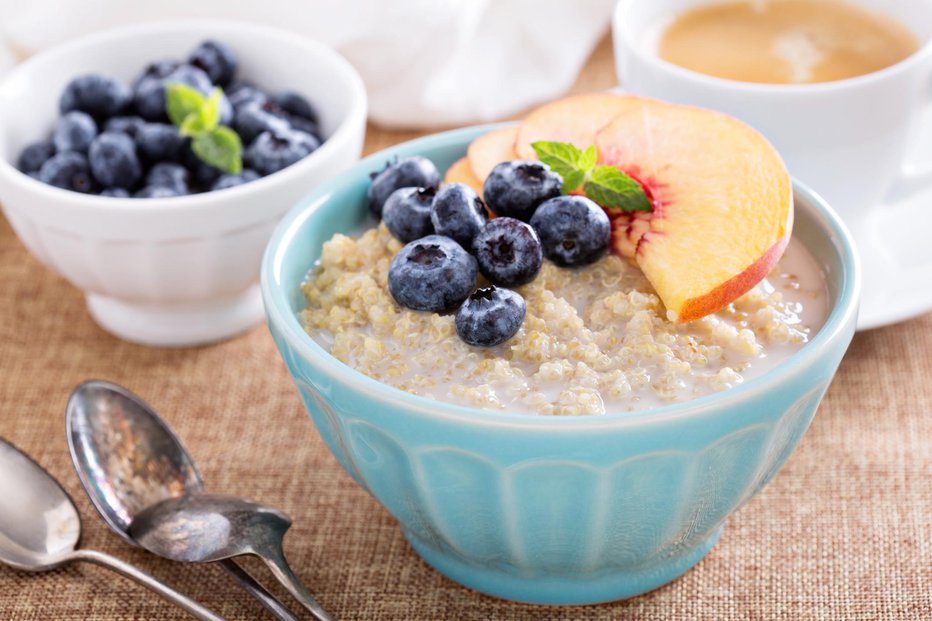 Fotografija: Za zajtrk si jo privoščimo z mlekom ali jogurtom in sadjem. FOTO: Veselovaelena/Getty Images
