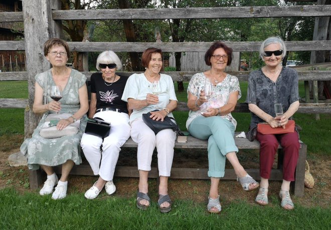 Dame pod kozolcem (z leve): Marjana, Pavla, Štefka, Duša in Zdenka
