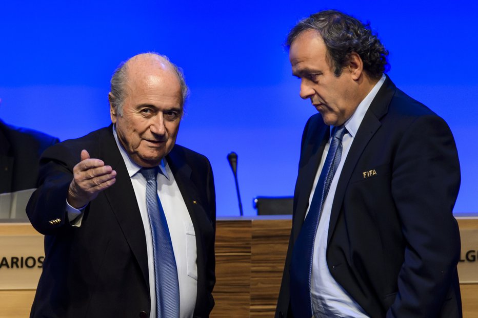 Fotografija: Joseph Blatter (levo) in Michel Platini sta bila prijatelja v grehu. FOTO: Fabrice Coffrini/AFP
