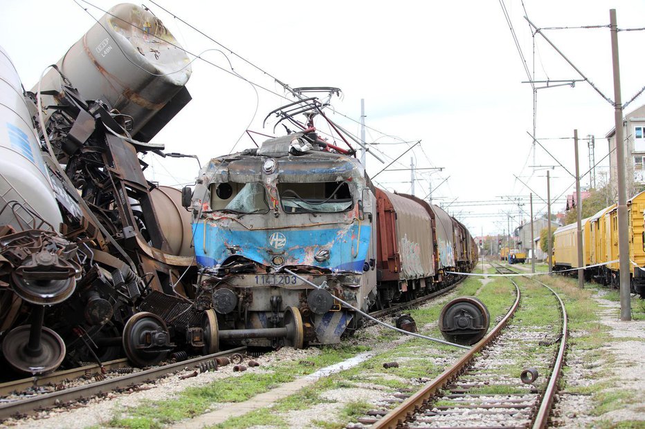 Fotografija: Trčenje tovornega vlaka v parkirane vagone. FOTO: Goran Kovacic, Pixsell
