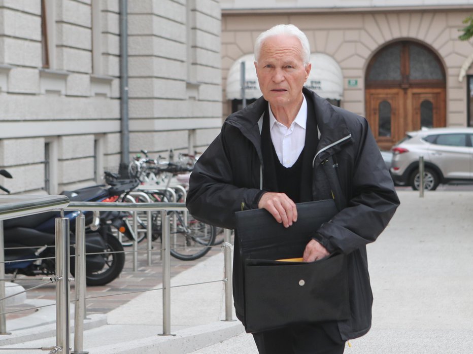 Fotografija: Mirko Krašovec je včeraj spet prišel na sodišče, tokrat kot tožnik. FOTO: Dejan Javornik

