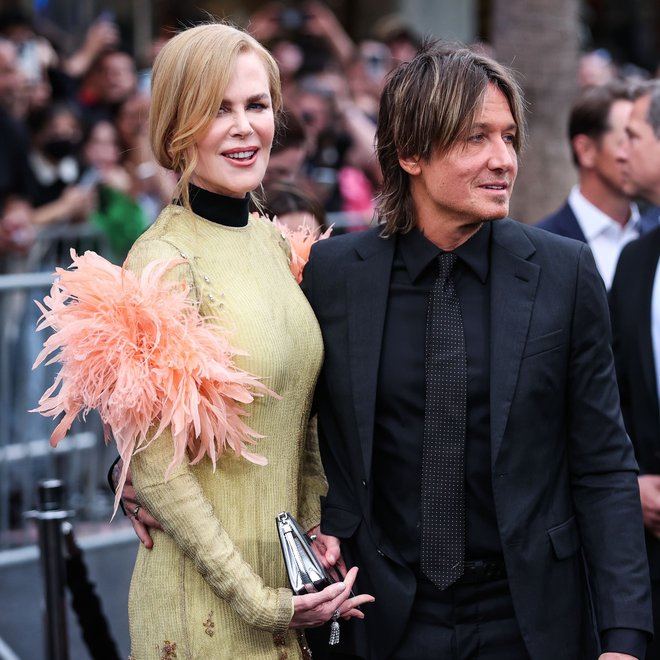 Očarljive dolge trepalnice

Nicole Kidman so očarale alpake. Na posestvu, ki ga imata z možem Keithom Urbanom v Tennesseeju, imata celo čredo. »Zakaj alpake? Ker so res lepe,« je igralka pojasnila svojo izbiro in dodala: »Imajo tako dolge trepalnice in lahko jih sprehajam na povodcu.«
