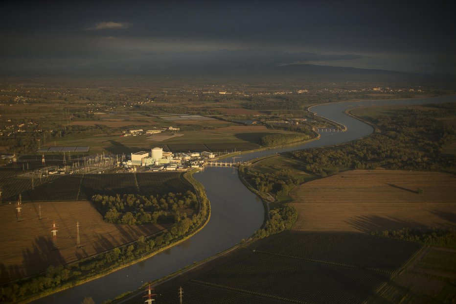 Fotografija: Nuklearna elektrarna Krško je zagotovo eden bolj prepoznavnih objektov v Mestni občini Krško. FOTO: Jure Eržen, Delo
