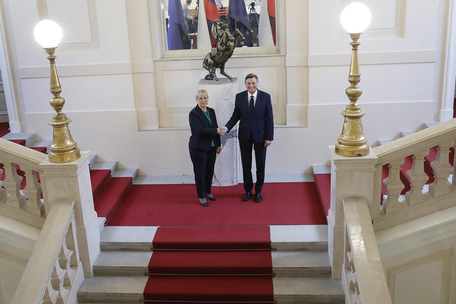 Odhajajoči predsednik republike Borut Pahor se je sestal z novoizvoljeno predsednico republike Natašo Pirc Musar. FOTO: Leon Vidic, Delo
