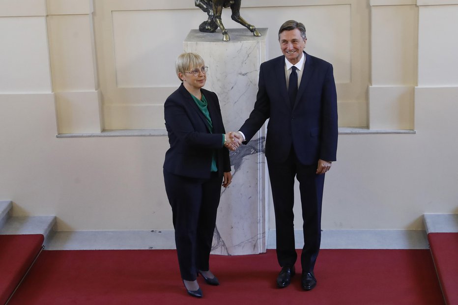 Fotografija: Odhajajoči predsednik republike Borut Pahor se je sestal z novoizvoljeno predsednico republike Natašo Pirc Musar. FOTO: Leon Vidic, Delo
