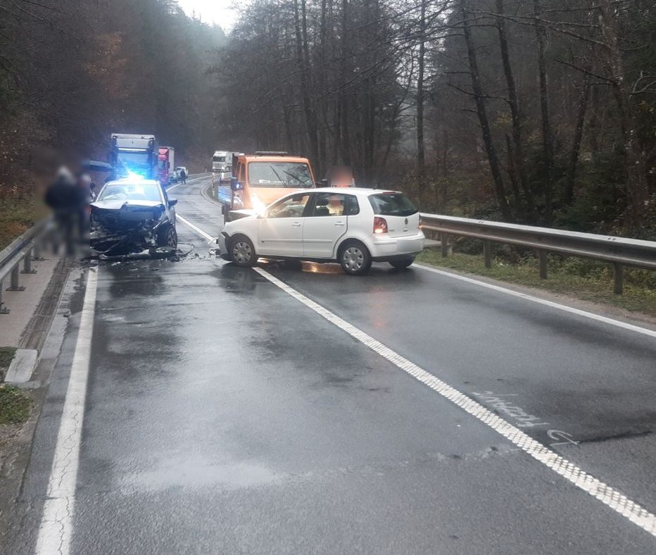 Fotografija: Voznica je zapeljala na drugo stran ceste in čelno trčila v drug avto. Foto: PU Ljubljana
