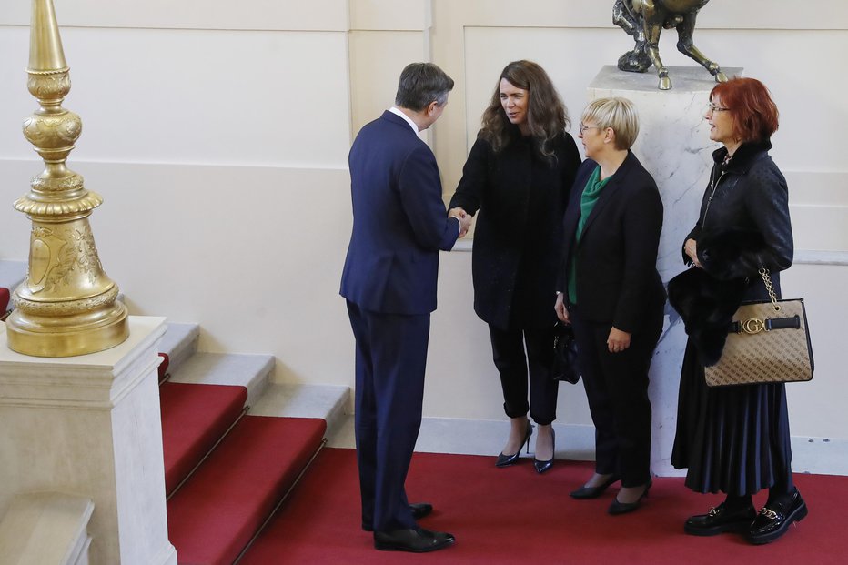 Fotografija: Odhajajoči predsednik republike Borut Pahor se je sestal z novoizvoljeno predsednico republike Natašo Pirc Musar in novo vodjo kabineta predsednika republike. FOTO: Leon Vidic, Delo
