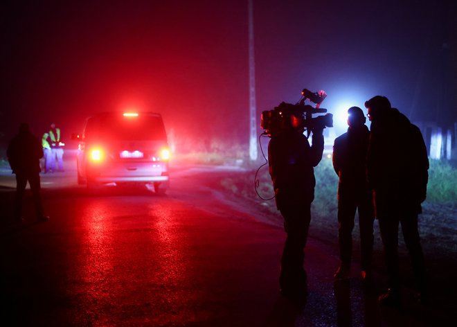 Novinarji na območju vasi ob ukrajinski meji, kjer je prišlo do eksplozije. FOTO: Kacper Pempel, Reuters
