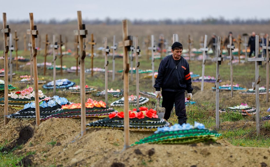 Fotografija: Eno izmed pokopališč v Ukrajini, nastalih po ruski okupaciji. FOTO: Alexander Ermochenko, Reuters
