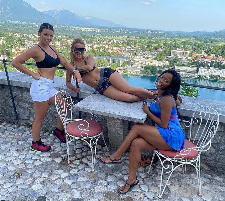 Fotografija: Pornodive Adriana Chechik, Cherry Kiss in Kiki Minaj na Blejskem gradu lani poleti
