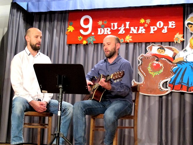 Brata Primož in Anže Sirc sta zapela Slakovi pesmi Grabljice in Krka sanjava.
