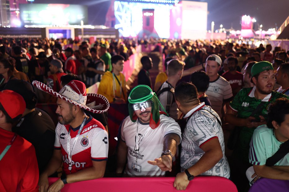 Fotografija: Navijači v baru Budweiser med odprtjem festivala navijačev. FOTO: Marko Djurica, Reuters
