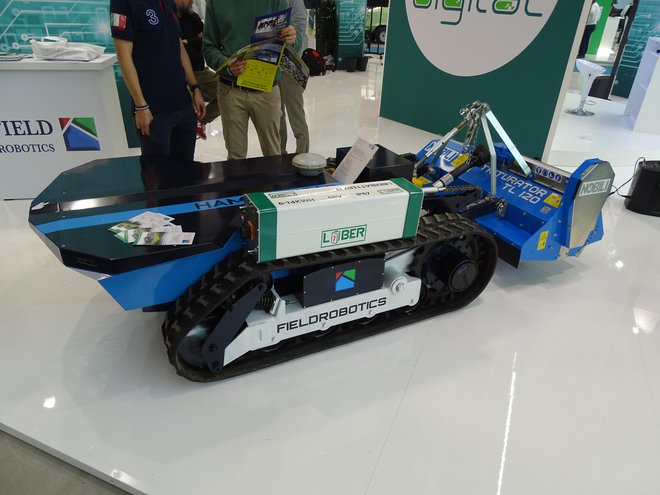 FieldRobotics je letos ustanovljeno italijansko podjetje, ki je gumigoseničnega robota razvila skupaj z raziskovalno skupino za avtomatizacijo in krmilne sisteme Univerze v Bologni.
