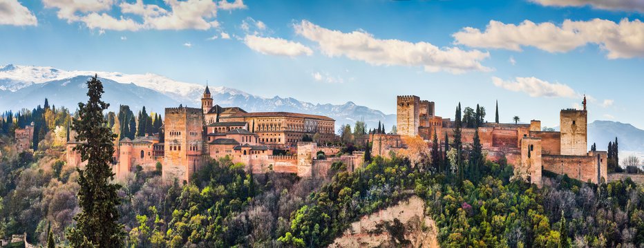 Fotografija: Med najbolj spektakularnimi je palača Alhambra, ogled celotnega kompleksa z vrtovi stane 14 evrov. FOTO: Getty Images
