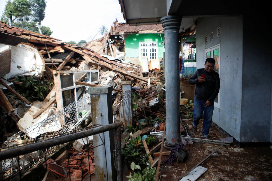 Fotografija: Fotografija prizadetega mesta Cugenang. FOTO: Ajeng Dinar Ulfiana, Reuters

