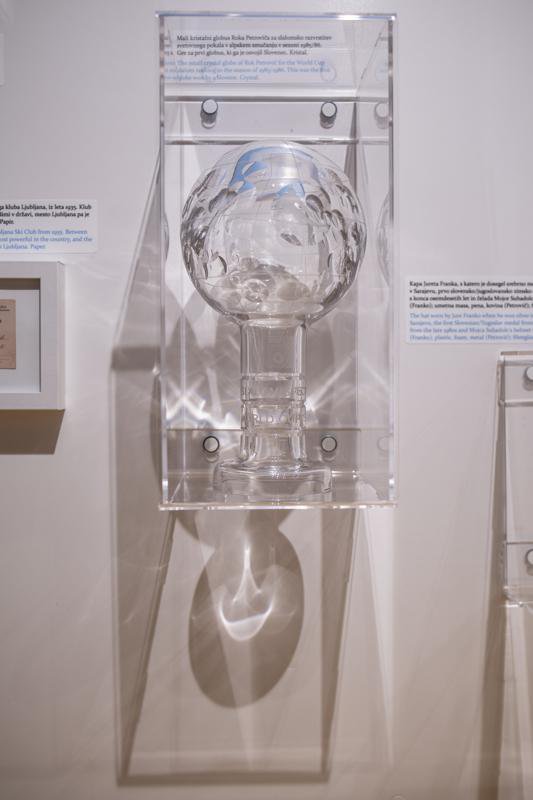 Mali kristalni globus, ki ga je v sezoni 1985/86 osvojil Rok Petrovič in velja za prvi globus, ki ga je prejel Slovenec. FOTO: urška boljkovac
