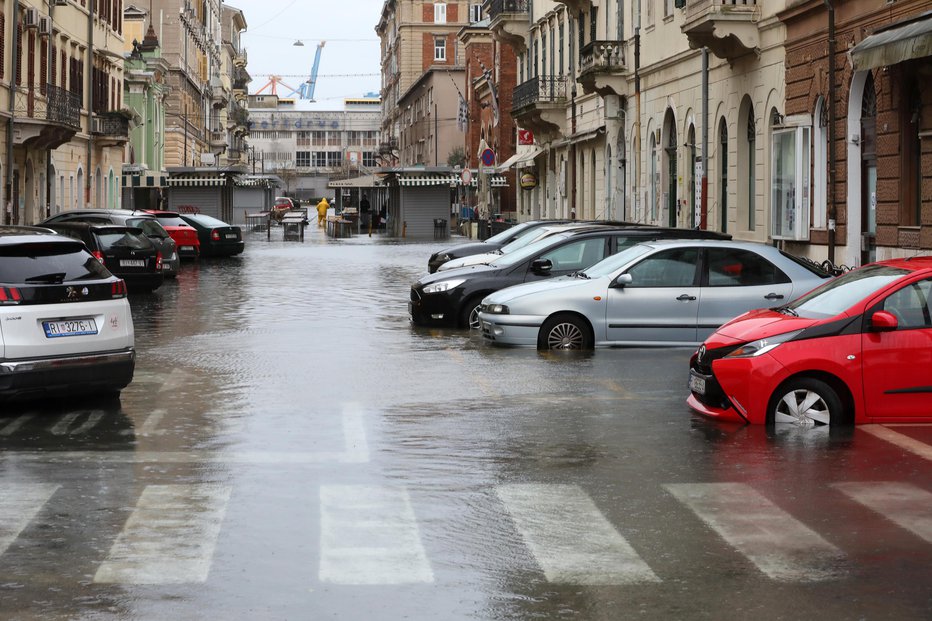 Fotografija: Ulice okoli tržnice na Reki so zalite. FOTO: Goran Kovacic, Pixsell
