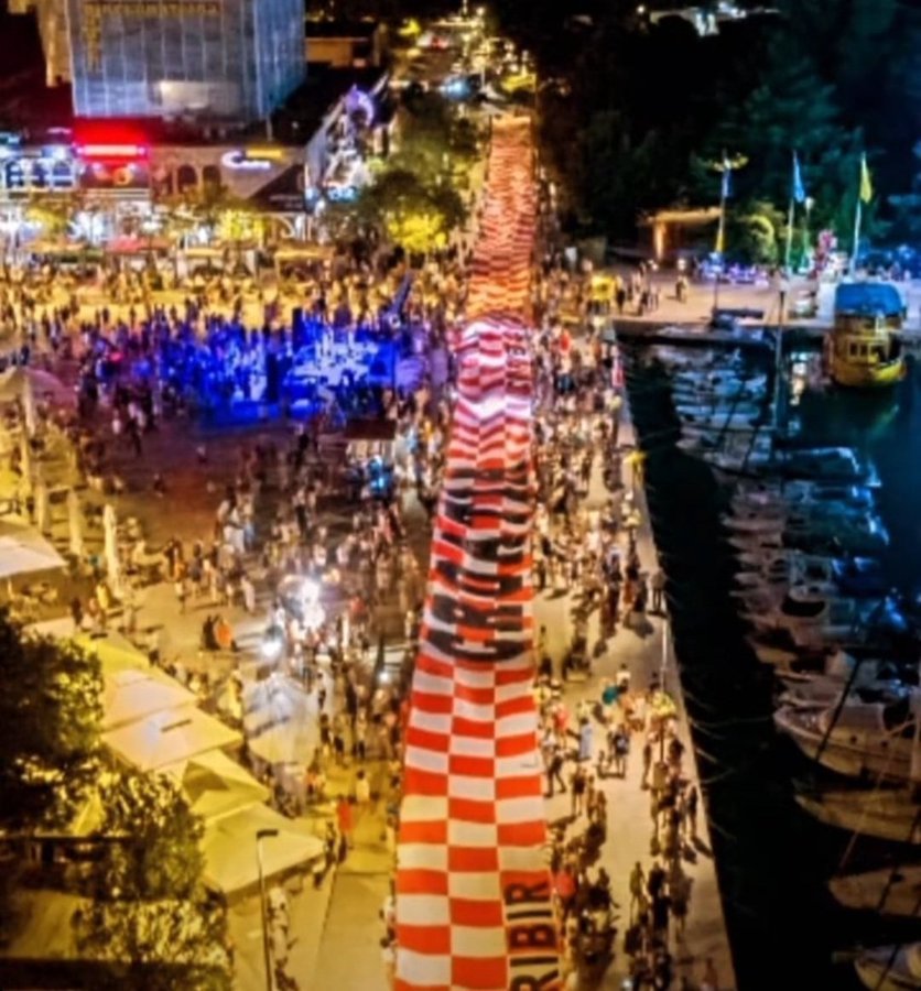Fotografija: Hrvaška zastava velikanka v Dohi je dolga kar 200 metrov. FOTO: FACEBOOK

