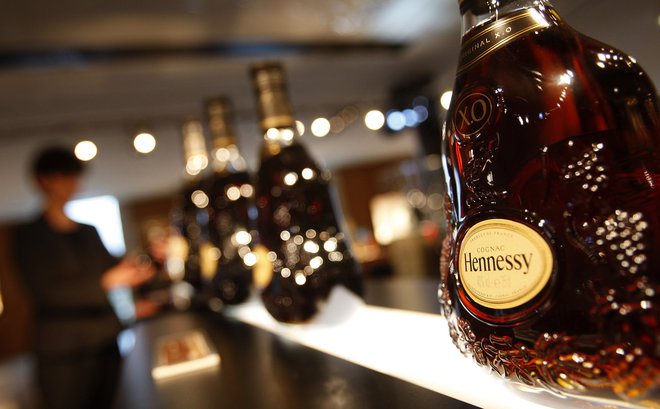 Povpraševanje se je povečalo tudi po dragih žganih pijačah. Na fotografiji trgovina v mestu Cognac, kjer je destilarna konjaka Hennessy X. Foto: Regis Duvignau/REUTERS
