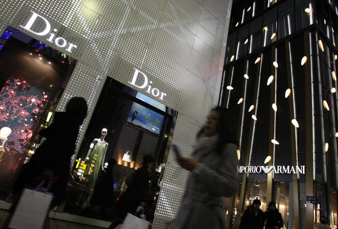 Trgovini luksuznih znamk Christian Dior in Armani v tokijskem nakupovalnem stedišču Ginza FOTO: Issei Kato/REUTERS

