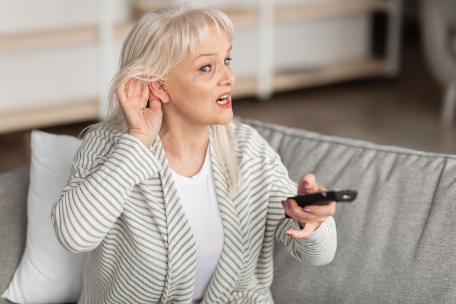 Fotografija: Gledanje televizije ob višji glasnosti je lahko eden od znakov, da slabše slišite. FOTO: Prostock-studio/Getty Images
