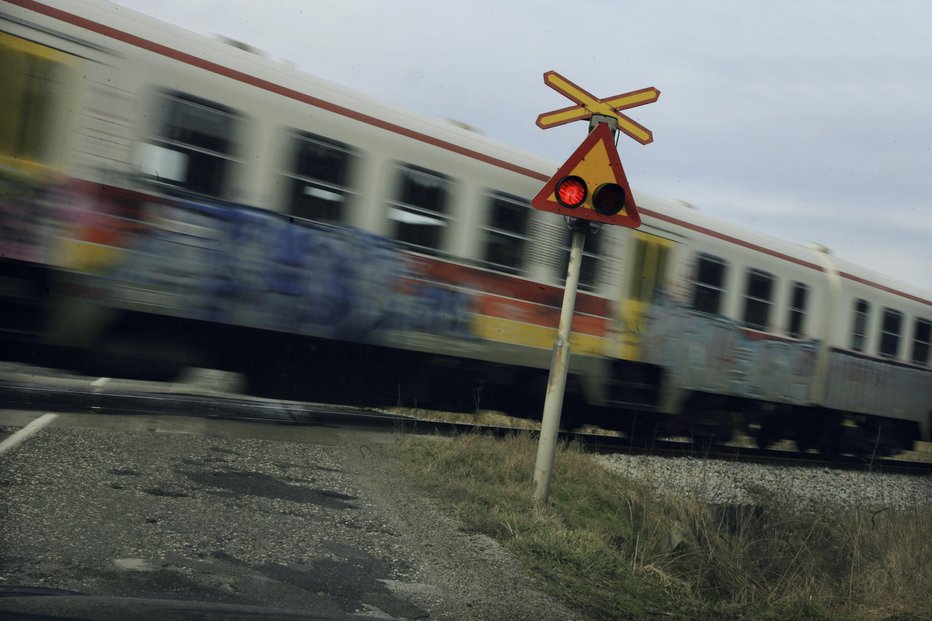 Fotografija: Železniški prehod je bil zavarovan zgolj z Andrejevim križem (simbolična fotografija). FOTO: Leon Vidic, Delo
