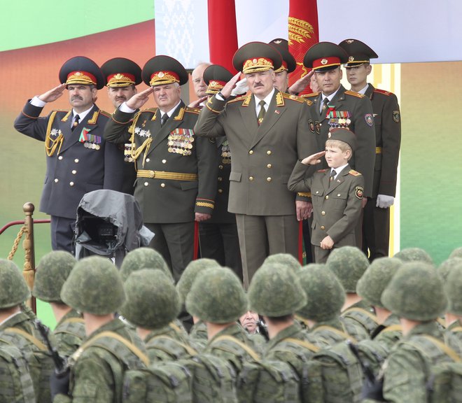 Beloruski predsednik Aleksander Lukašenko (spredaj 2. desno) v spremstvu svojega sina Nikolaja opazuje vojaško parado med praznovanjem dneva neodvisnosti v Minsku. FOTO: Š Ho New, Reuters Pictures
