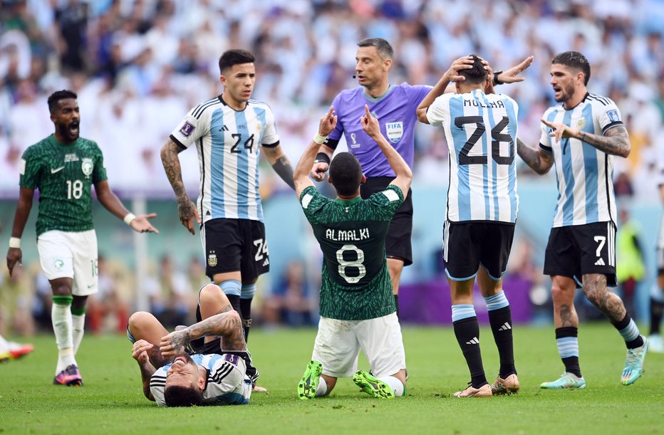 Fotografija: Slavko Vinčić (v vijoličnem) Argentincem na tekmi s Savdsko Arabijo zaradi prepovedanega položaja ni priznal treh zadetkov. FOTO: Annegret Hilse/Reuters
