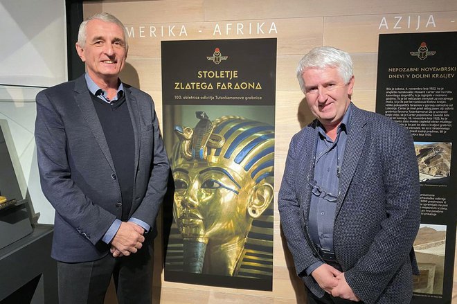 Soavtor slikanice Tomislav Kajfež (levo) in avtor razstave Marko Frelih Foto: arhiv SEM
