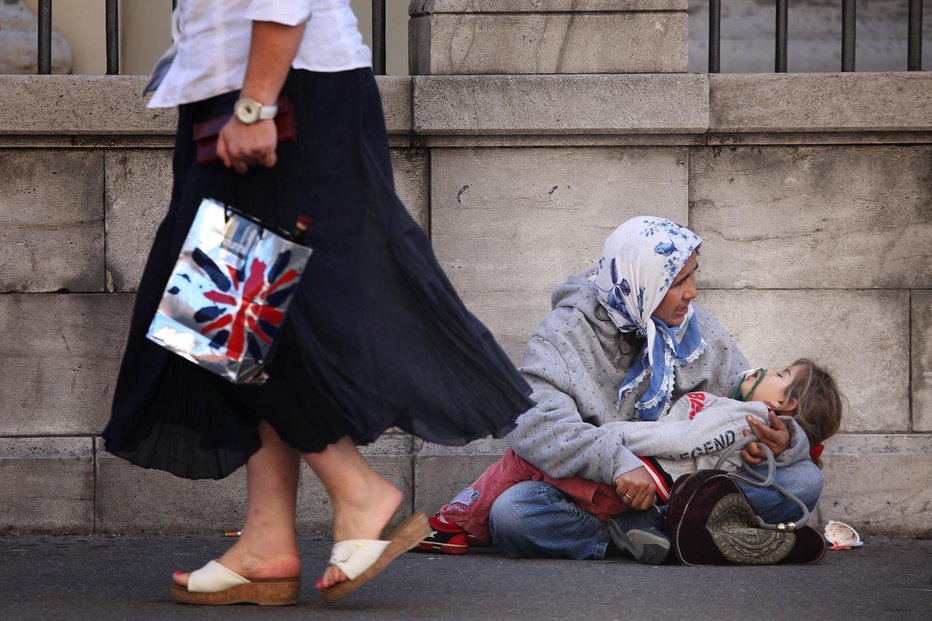 Fotografija: Ko vidite ženske z otroki, ki beračijo na ulici, pomislite, preden posežete po denarnici. FOTO: Nel Pavletic, Pixsell
