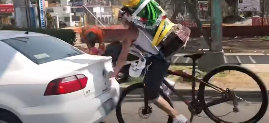 Fotografija: Življenje na dveh kolesih je lahko nevarno. FOTO: Youtube
