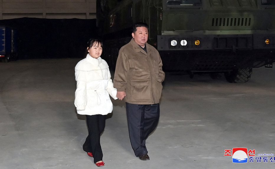 Fotografija: Kim Džong Un in njegova hči Kim Džu Ae. FOTO: Kcna, Via Reuters
